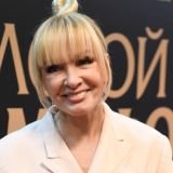 Трясущаяся Вайкуле сжала рот в страшной гримасе рядом с украинским флагом