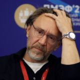 Поклонники заподозрили жену Шнурова в беремнности