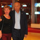 Воняет страшно: как 57-летняя несчастная вдова Этуша маскирует стойкий запах мочи 