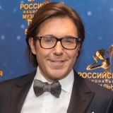 Мал да удал! Наяривающий рукой между ног Малахов засветил вялый сморчок