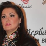 Анну Нетребко раскритиковали за несоответствующие ее статусу наряды