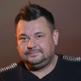 Отбивающийся от поклонниц Жуков признался в верности любимой жене