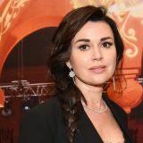 Дочь Заворотнюк отдает ненужную одежду своей бабушке