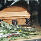 Галкин не смог приехать: поклонники несут цветы и свечи к умершей от шестого инфаркта Пугачевой