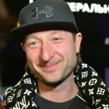 Фигурист Плющенко вышел в сад с газонокосилкой