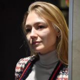 Акиньшина в светлом комбинезоне с глубоким декольте восхитила народ