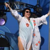 Лолита показала мощный кусторез в действии