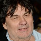 Неудачная пластика? 71-летний Серов вынужден прятать лицо