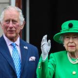 Доктор назвал возможные проблемы со здоровьем у преемника Елизаветы II с опухшими пальцами