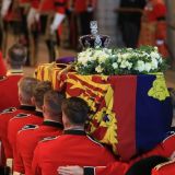 Жуткие похороны: лишившийся рассудка стражник рухнул у гроба Елизаветы II