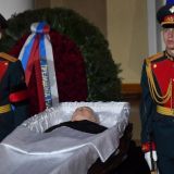 Грозила пальчиком: стали известны странные слова Пугачевой у гроба Горбачева 