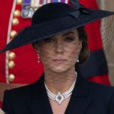 В Сети сравнивают образы Кейт Миддлтон и Меган Маркл на похоронах Елизаветы II