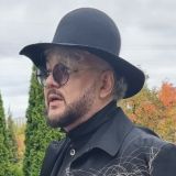 Королевская щедрость: Киркоров раздавал пачки денег у гроба Моисеева