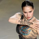 Загитова предстала перед поклонниками в эффектном красном платье с декольте