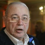 Собачка Петросяна взгромоздилась на руки старика в людном месте