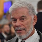 Олег Газманов с женой прогулялись по заледеневшему озеру