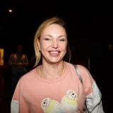 Довлатову в кроваво-красном платье окружили папарацци