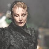 Рыдающая Литвинова в платке прощается с фанатами