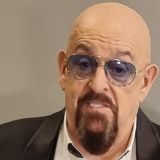 Черная пленка на окнах и стульчак на унитазе: миллионер Шуфутинский рассказал о своем райдере