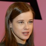 Худенькая Шпица показала свое питание во время съемок