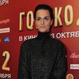 Плачущая из-за расставания с мужем Слава не может петь