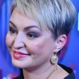 Катя Лель поздравила читателей 