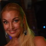 Волочкова без лифчика раскорячилась на кровати