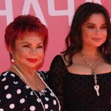 Появившаяся на публике мать Королевой потрепанной футболке поразила поклонников