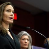 Новый бойфренд, шикарные выходы и отказ от сотрудничества: как Джоли пытается отомстить Питту 