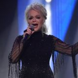 Лариса Долина в страшном гриме напугала россиян 