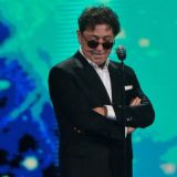 Роковая брюнетка засветилась на отдыхе с Лепсом в отражении стекла