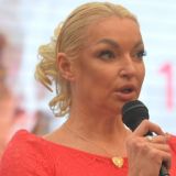 Снявшуюся с молоденькими девушками Волочкову раскритиковали за неухоженную внешность