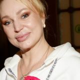 Алла Довлатова предстала перед поклонниками после пластики