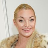 Красавица Волочкова развратно раскорячилась на диване