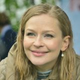 С голым животиком: Пересильд вышла на связь в бикини