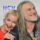 Усыпанная цветами Волочкова поделилась новым снимком с Никитой Джигурдой