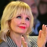 Певица Валерия показала весенний образ