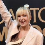 Влетит в копеечку: Больная старуха Вайкуле готова порезвиться напоследок сразу с тремя