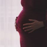 Врач предупредила о рисках родившую в прямом эфире блогера