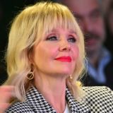 Прекрасная Валерия оголила плечи на публике