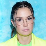 Муцениеце трогательно покормила медвежонка под камерой