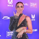 Бузова ответила шуткой на вопрос о беременности