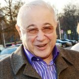 Попавший в больницу Евгений Петросян оставил жену и сына