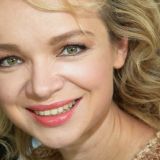 Цымбалюк-Романовская прогулялась в цветущем саду на Рублевке