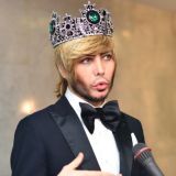 Народ раскритиковал замеченного на кладбище Зверева