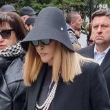 Ведьма и божий одуванчик на отдыхе: во что нейросети превратили пришедшую на похороны Пугачеву