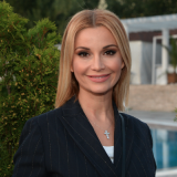 Орлова оставила новорожденную дочь с няней ради встречи со свекровью