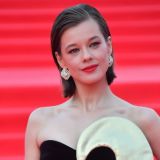 Екатерина Шпица поделилась стильным фото в пальто