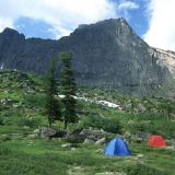 Выходные на природе: спальные мешки и туристические палатки задают настроение