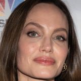 17-летняя дочь Джоли и Питта побрилась налысо